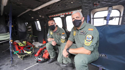 En la imagen, los dos rescatadores que se descolgaron al cayuco, el sargento primero Fernando Rodríguez (d) y el cabo primero Juan Carlos Serrano (i).