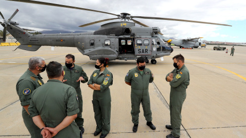 En la imagen, los dos rescatadores que se descolgaron al cayuco, el sargento primero Fernando Rodríguez (i) y el cabo primero Juan Carlos Serrano (3i), la teniente enfermera Cristina Justo (3d), y el piloto del helicóptero el comandante Ignacio Crespo (