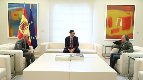 El presidente del Gobierno, Pedro Sánchez (c), con los secretarios generales de UGT, Pepe Álvarez (d), y de CCOO, Unai Sordo (i), en el Palacio de la Moncloa, el pasado junio.