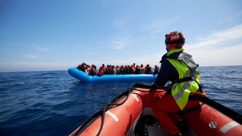 Un bote de rescate de la organización benéfica alemana Sea-Eye se acerca a los migrantes en el mar Mediterráneo./ REUTERS