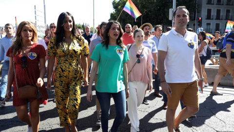 La portavoz de Ciudadanos, Inés Arrimadas, junto al líder de Cs en la Comunidad de Madrid, Ignacio Aguado, y la vicealcaldesa de Madrid, Begoña Villacís, participan en la manifestación del Orgullo 2019 (Jj Guillén / EFE)