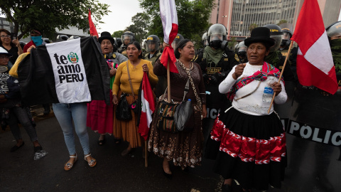 Manifestantes antigubernamentales gritan consignas y sostienen banderas durante una protesta que exige elecciones inmediatas, la renuncia del presidente Boluarte, la liberación del derrocado presidente Castillo y justicia para los manifestantes muertos e