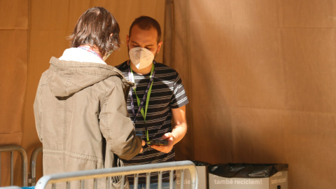 Una persona a punt de fer-se un test abans d'accedir a un concert en una prova pilot.