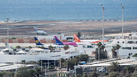 Imagen de archivo de varios aviones estacionados tras aterrizar en el aeropuerto César Manrique de Lanzarote.