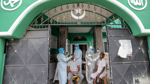 Ciudadanos haciéndose pruebas de detección de la covid-19 en una mezquita en Colombo (Sri Lanka).