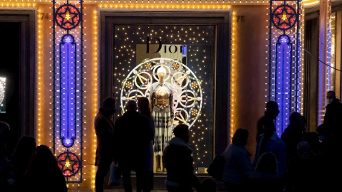 Decenas de viandantes realizan las últimas compras navideñas, este domingo en Roma (Italia).