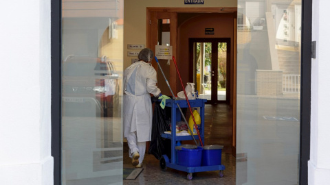 Un profesional realiza su tarea en la residencia Fiella de Tremp (Lleida).