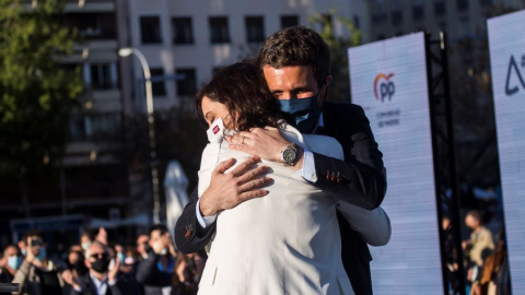 El presidente del PP, Pablo Casado, y la candidata a la reelección en las eleciones madrileñas, Isabel Díaz Ayuso, durante el acto de pegada de carteles del partido de cara a las elecciones madrileñas, a 17 de abril de 2021, en Madrid (España).