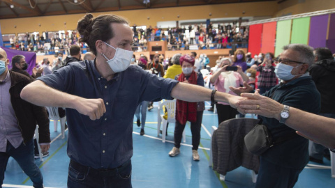 El candidato de Unidas Podemos a la Presidencia de la Comunidad, Pablo Iglesias saluda a su llegada a un acto del partido en el Polideportivo municipal Cerro Buenavista de Getafe, a 27 de abril de 2021.