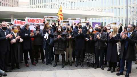 Els síndics electorals designats per a l'1-O acompanyats del president del Parlament, Roger Torrent, membres del Govern, diputats del Parlament i dels partits independentistes.