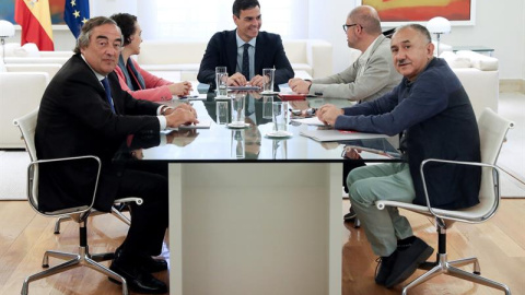 El presidente del Gobierno Pedro Sánchez (c), la ministra de trabajo Magdalena Valerio, el presidente de CEOE Juan Rosell (i), y los sec generales de UGT Pepe Álvarez, y CCOO Unai Sordo (2d), durante la reunión mantenida esta mañana en el Palacio de L