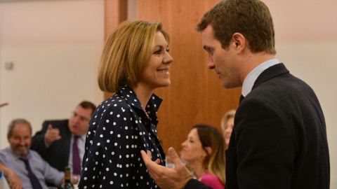 Pablo Casado habla con María Dolores de Cospedal en la cena del Grupo Parlamentario Popular.