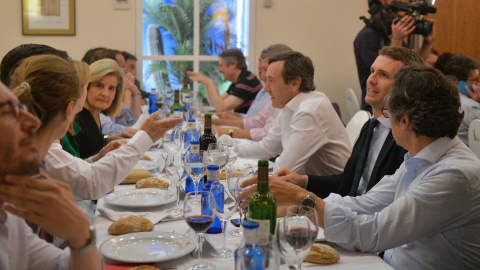 Pablo Casado junto a otros dirigentes del PP en la cena del Grupo Parlamentario Popular.