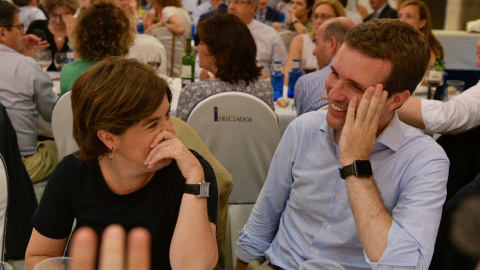 Los dos candidatos a presidir el PP, Soraya Sáenz de Santamaría y Pablo Casado, charlan en la cena del Grupo Parlamentario Popular.