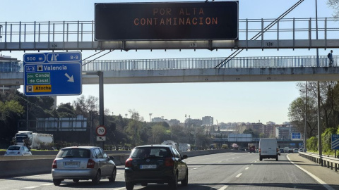 Vehículos en Madrid durante las restricciones al tráfico por contaminación. / EFE