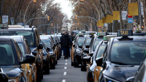 25/01/2023 - Centenars de taxistes aturats a la Gran Via de Barcelona en la vaga del sector contra les VTC d'aquest dimecres.