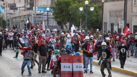 Miles de personas participan en protesta contra la presidenta peruana Dina Boluarte