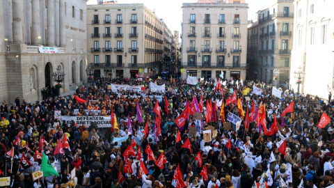 25/01/2023 - La plaça Sant Jaume de Barcelona plena de sanitaris i docents que es manifesten aquest dimecres.