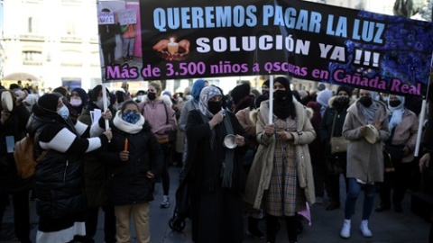 Vecinas de Cañada Real con pancartas reivindicativas durante una manifestación en la Puerta ante la sede del Gobierno regional, para reclamar solución para los cortes de suministro eléctrico que sufren, en Madrid