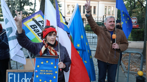 07/10/2021 Personas proeuropeas manifestándose frente a la sede del Tribunal Consitucional polaco.