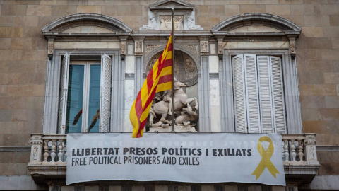 Fotografía de archivo del 20 de marzo de 2019 de la pancarta en la fachada de la Generalitat pidiendo la libertad de los 'presos políticos y exiliados'.