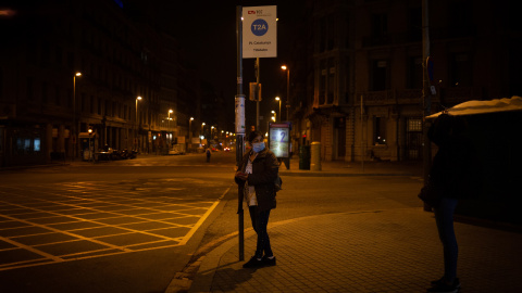 Una persona en la calle al inicio del toque de queda en Barcelona.