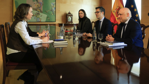 25/01/2023.- El ministro de la Presidencia, Relaciones con las Cortes y Memoria Democrática, Félix Bolaños (2d), y la portavoz del PP, Cuca Gamarra (i), durante la reunión mantenida para abordar la reforma del artículo 49 de la Constitución para eli