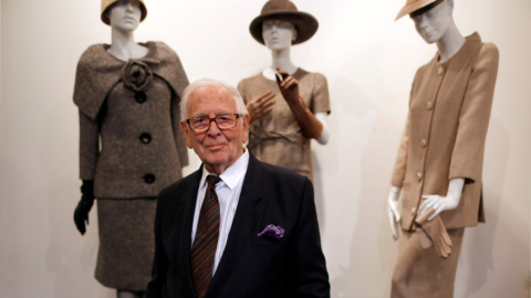 El diseñador de moda francés Pierre Cardin posa frente a sus creaciones de moda en su museo llamado "Pasado-Presente-Futuro" en París.