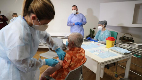 Una interna de la Residencia Mixta de Gijón antes de recibir hoy domingo la primera vacuna contra el covid-19 desarrollada por la compañía Pfizer.