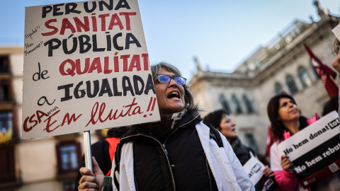 Una facultativa es manifesta amb un cartell per la sanitat pública a la plaça Sant Jaume.