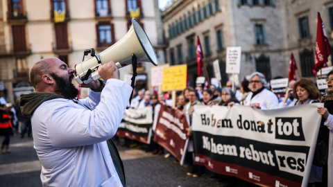 Un facultatiu crida proclames en la manifestació convocada per Metges de Catalunya a la plaça Sant Jaume.