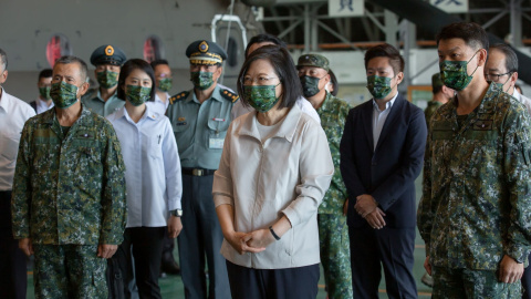 La presidenta de Taiwán, Tsai Ing-wen, visita a los pilotos de helicópteros que se preparan para las próximas celebraciones del Día Nacional, en una base aérea en Taipei, Taiwán, el 8 de octubre de 2021