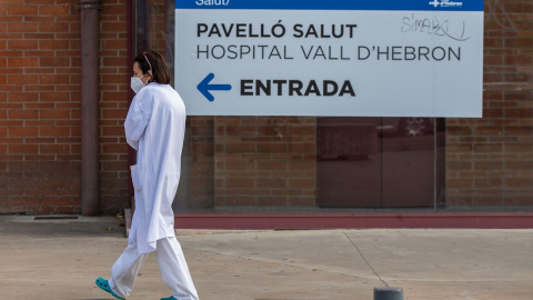 12/11/2020.- Una sanitaria en la entrada del hospital Vall d'Hebron de Barcelona.