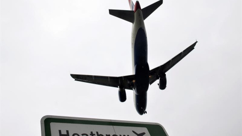 Un avión de la aerolínea British Airways aterriza en el aeropuerto de Heathrow en Londres. - EFE