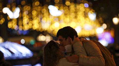 Una pareja se besa en el centro de Barcelona este lunes.