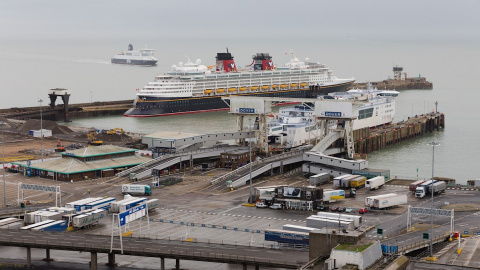 Vista del puerto de Dover (Reino Unido) con su actividad paralizada este martes debido a la nueva cepa de la covid-19.