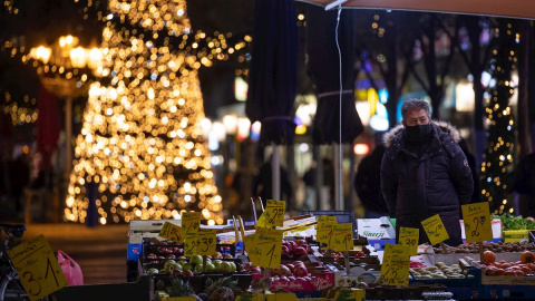 Un hombre camina por un mercadillo de fruta y verdura en Berlín (Alemania).