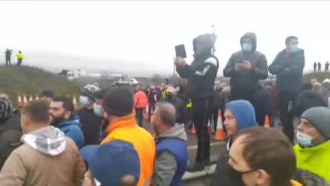 Los camioneros atrapados en el Reino Unido bloquean la autopista de Dover