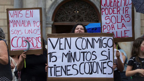 Varias mujeres portan pancartas esta tarde durante la concentración convocada en la plaza de Sant Jaume de Barcelona. EFE