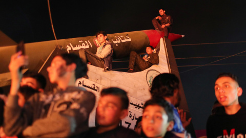 Manifestantes palestinos se sientan encima de un monumento de un cohete de Hamas durante una protesta contra Israel por la tensión en Jerusalén, en la ciudad de Gaza, el 24 de abril de 2021