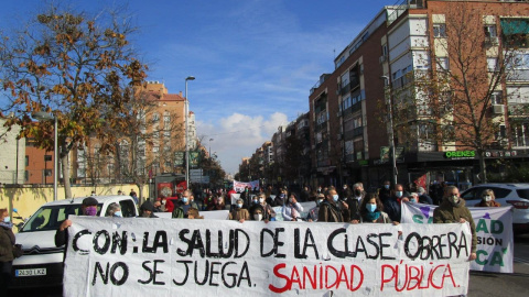 Imagen de una de las manifestaciones que realizan los vecinos del barrio madrileño de Carabanchel para pedir más inversión para la sanidad pública.