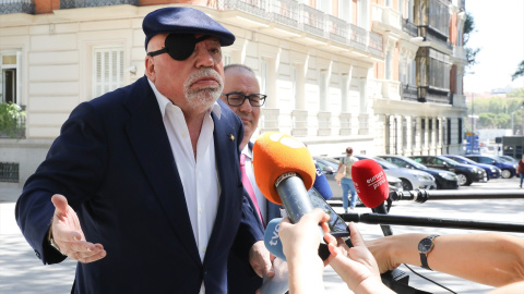 José Manuel Villarejo ante los medios a la salida del reconocimiento médico en la Audiencia Nacional.