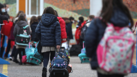 10/01/2022-Varios niños a su llegada al primer día de clase presencial tras la Navidad, en el Colegio Privado Alameda de Osuna, a 10 de enero de 2022, en Madrid, (España).