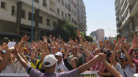 Varios miles de personas, en una manifestación el pasado viernes en la ciudad marroquí de Casablanca para pedir la liberación de los principales líderes del movimiento rifeño 'Hirak'.- EFE/JUAN VARGAS