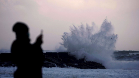 Las olas rompen con fuerza contra las rocas de la costa de la ciudad de La Coruña.