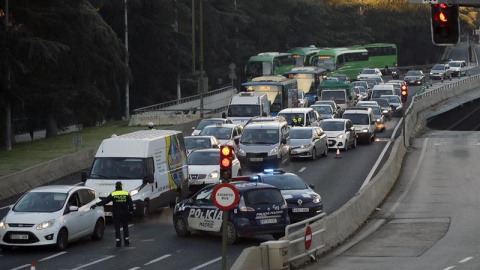 Controles policiales controlando el tránsito de vehículos a la entrada de Madrid a la altura de Moncloa. /EFE