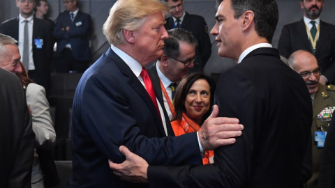 El presidente del Gobierno español, Pedro Sánchez, junto a su homólogo estadounidense, Donald Trump, en la cumbre de la OTAN. / AFP - EMMANUEL DUNAND