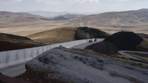 Vehículos militares turcos patrullan a lo largo del muro de hormigón recién construido en la frontera entre Irán y Turquía, cerca de la aldea de Chaldiran, al este de Turquía.