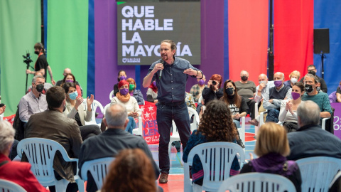 El candidato de Unidas Podemos a la Presidencia de la Comunidad, Pablo Iglesias, interviene durante un acto del partido en el Polideportivo municipal Cerro Buenavista de Getafe este martes 27 de abril de 2021.