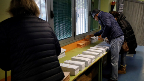 Ciudadanos eligiendo su voto en el CEIP Ortega y Gasset de Madrid. / EFE